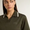 Polo corta da donna in jersey verde militare con ricami