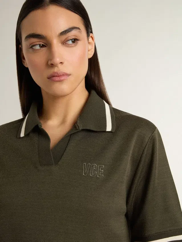 Polo corta da donna in jersey verde militare con ricami