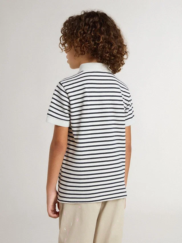 Polo da bambino in cotone bianco con strisce blu navy e ricamo