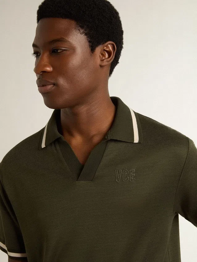Polo da uomo in jersey verde militare con ricamo