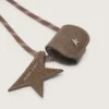 Portaocchiali con laccio da trekking in pelle beige, clip floreale e clip a forma di stella