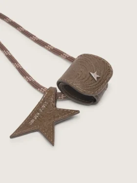 Portaocchiali con laccio da trekking in pelle beige, clip floreale e clip a forma di stella