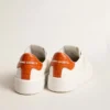 Purestar da donna con stella in pelle bianca e linguetta sul tallone arancione