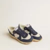 Running Sole in mesh color crema e pelle blu con una stella in pelle bianca