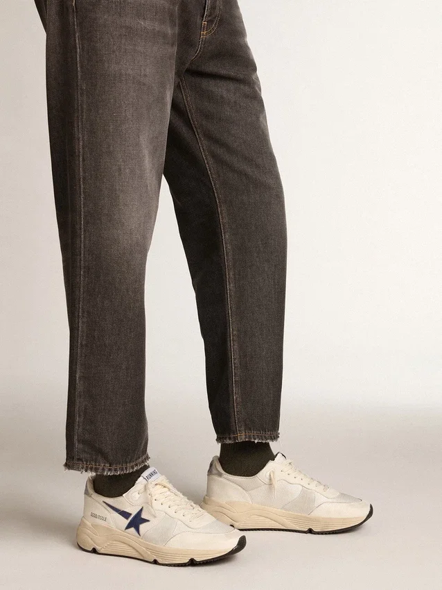Running Sole in pelle bianca e rete con stella in pelle laminata blu