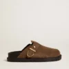 Sabot da donna Lucy in pelle scamosciata grigio tortora con fibbia in metallo dorato