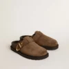 Sabot da donna Lucy in pelle scamosciata grigio tortora con fibbia in metallo dorato