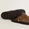 Sabot da donna Lucy in pelle scamosciata grigio tortora con fibbia in metallo dorato