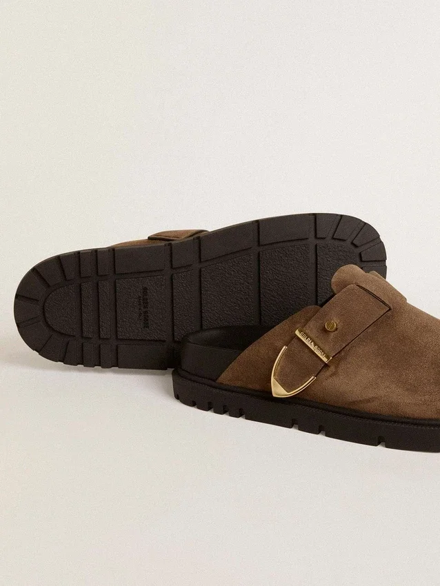 Sabot da donna Lucy in pelle scamosciata grigio tortora con fibbia in metallo dorato