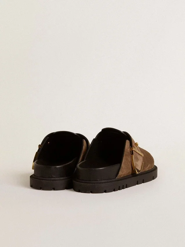 Sabot da donna Lucy in pelle scamosciata grigio tortora con fibbia in metallo dorato