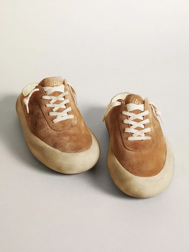 Sabot da donna Space-Star in pelle scamosciata color tabacco con stella traforata