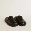 Sabot Lucy da donna in pelle nera lucida con fibbia in metallo dorato