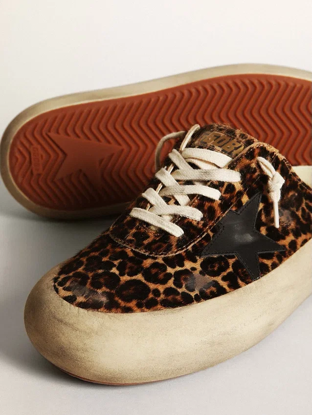 Sabot Space-Star da donna in pelle di pony con stampa leopardata e stella nera