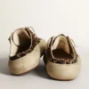 Sabot Space-Star da donna in pelle di pony con stampa leopardata e stella nera
