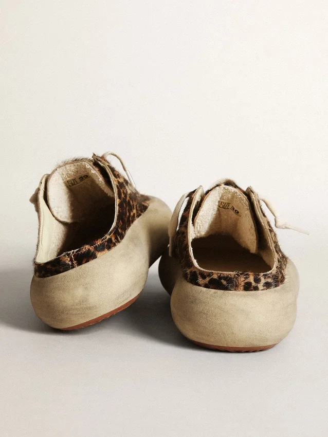 Sabot Space-Star da donna in pelle di pony con stampa leopardata e stella nera