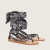Sandali piatti da donna con motivo paisley blu scuro e dettagli gioiello