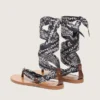 Sandali piatti da donna con motivo paisley blu scuro e dettagli gioiello