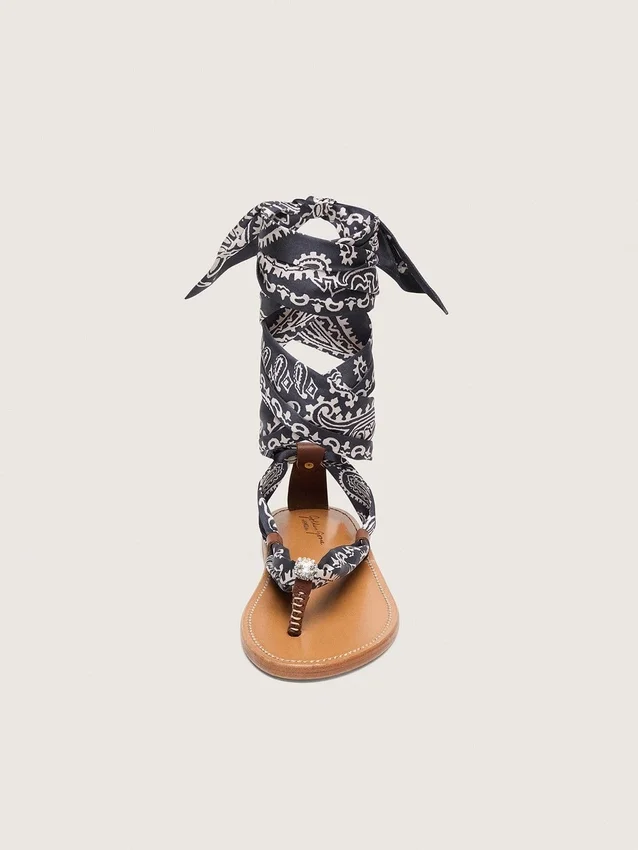 Sandali piatti da donna con motivo paisley blu scuro e dettagli gioiello