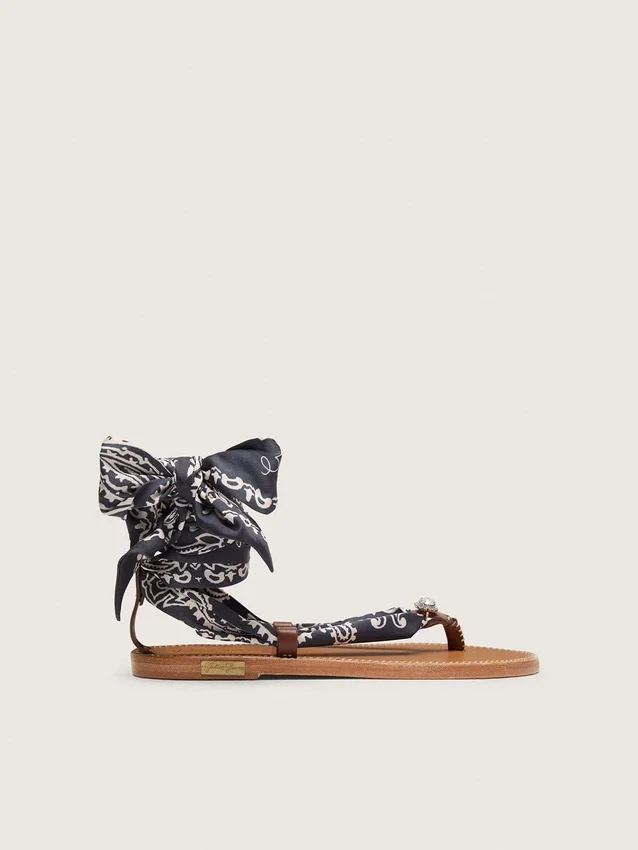 Sandali piatti da donna con motivo paisley blu scuro e dettagli gioiello
