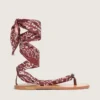 Sandali piatti da donna con motivo paisley bordeaux e dettagli gioiello