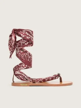 Sandali piatti da donna con motivo paisley bordeaux e dettagli gioiello
