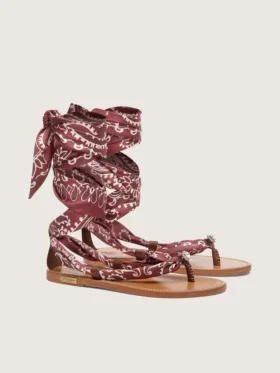 Sandali piatti da donna con motivo paisley bordeaux e dettagli gioiello