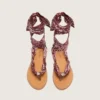 Sandali piatti da donna con motivo paisley bordeaux e dettagli gioiello