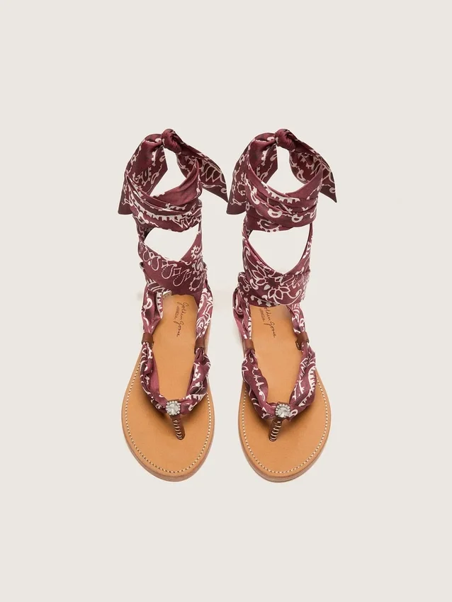 Sandali piatti da donna con motivo paisley bordeaux e dettagli gioiello