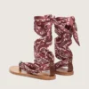 Sandali piatti da donna con motivo paisley bordeaux e dettagli gioiello