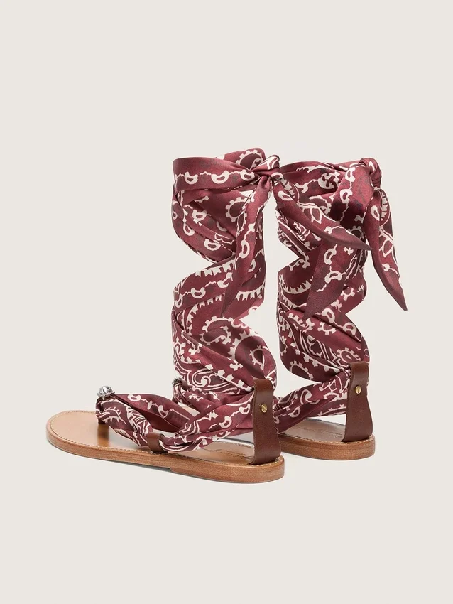 Sandali piatti da donna con motivo paisley bordeaux e dettagli gioiello
