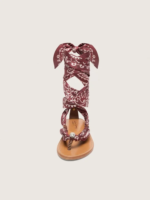 Sandali piatti da donna con motivo paisley bordeaux e dettagli gioiello