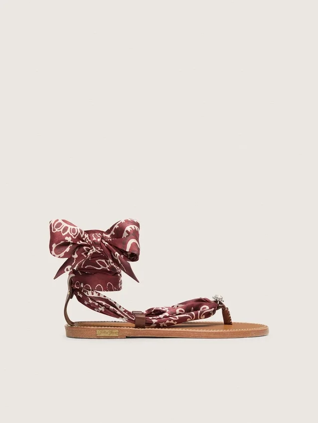 Sandali piatti da donna con motivo paisley bordeaux e dettagli gioiello