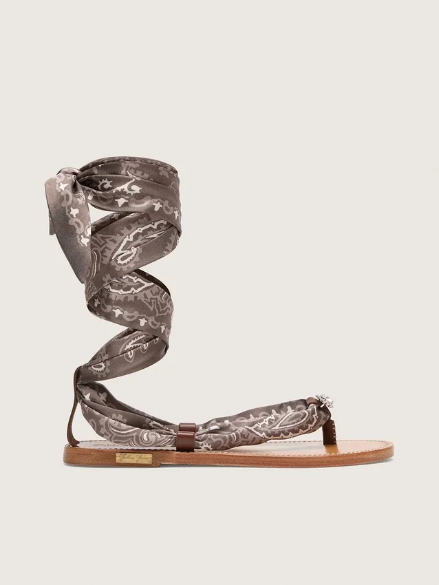 Sandali piatti da donna con motivo paisley grigio e dettagli gioiello