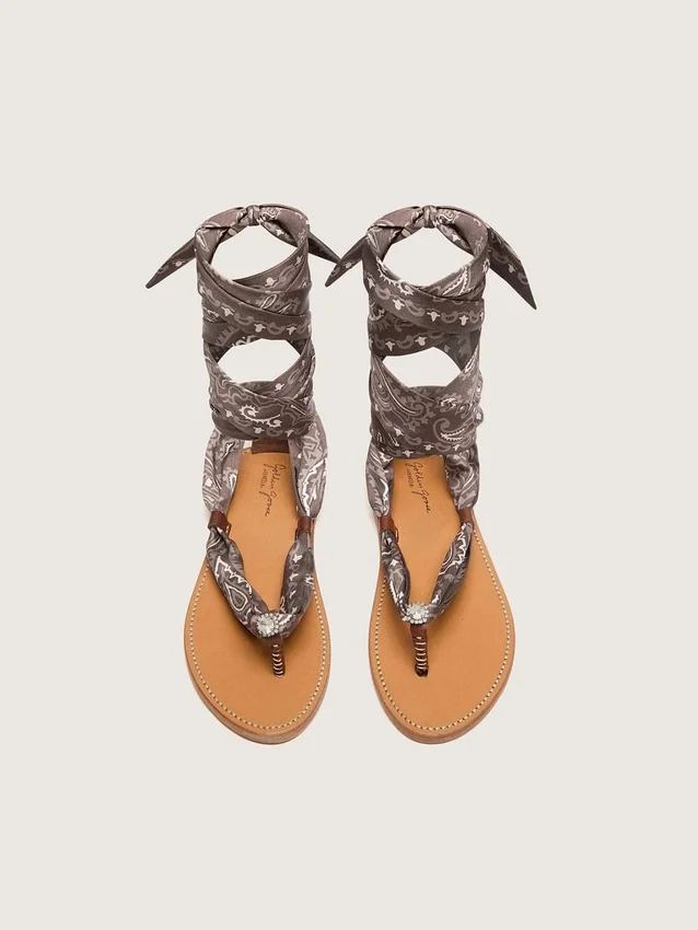 Sandali piatti da donna con motivo paisley grigio e dettagli gioiello