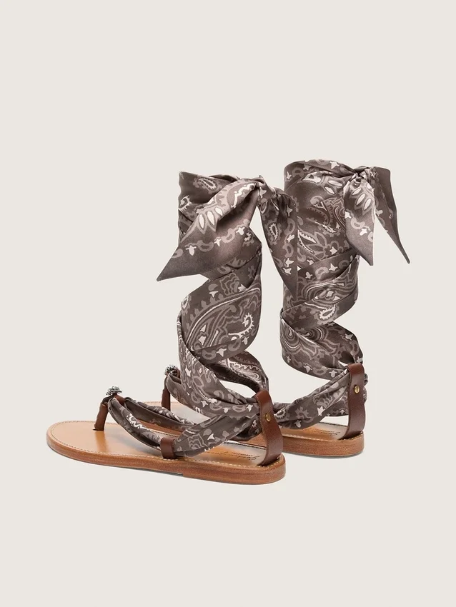 Sandali piatti da donna con motivo paisley grigio e dettagli gioiello