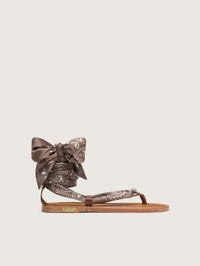 Sandali piatti da donna con motivo paisley grigio e dettagli gioiello