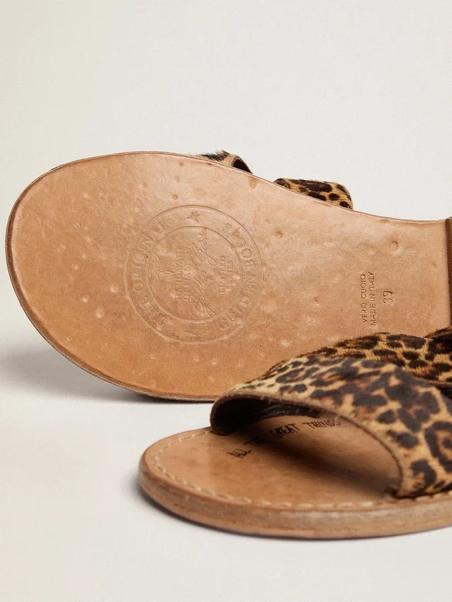 Sandali piatti da donna Margaret in pelle di pony con stampa leopardata