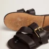 Sandali piatti da donna Margaret in pelle nera rivestita in resina