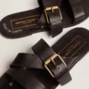 Sandali piatti da donna Margaret in pelle nera rivestita in resina