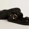 Sandalo da donna Lucy in pelle nera lucida con fibbia in metallo dorato