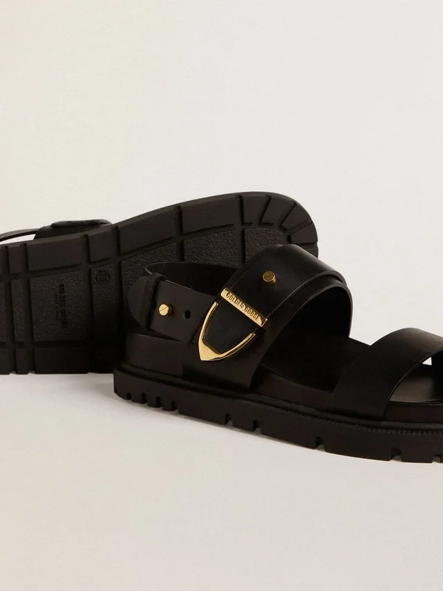 Sandalo da donna Lucy in pelle nera lucida con fibbia in metallo dorato