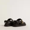 Sandalo da donna Lucy in pelle nera lucida con fibbia in metallo dorato