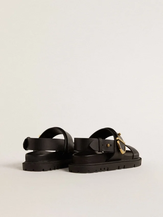 Sandalo da donna Lucy in pelle nera lucida con fibbia in metallo dorato