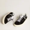 Scarpe da tennis da donna in pelle scamosciata nera con linguetta sul tallone in pelle bianca