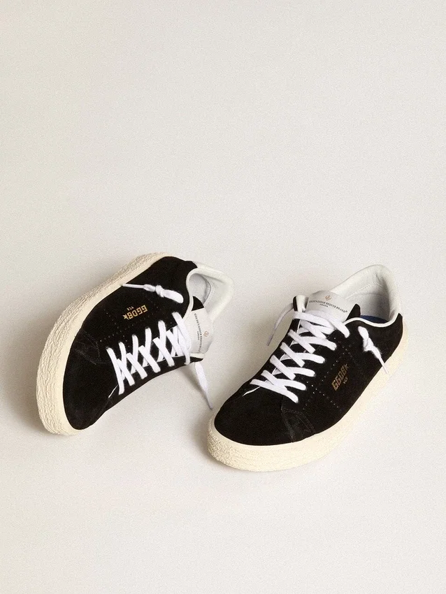 Scarpe da tennis da donna in pelle scamosciata nera con linguetta sul tallone in pelle bianca