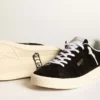 Scarpe da tennis da donna in pelle scamosciata nera con linguetta sul tallone in pelle bianca