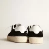 Scarpe da tennis da donna in pelle scamosciata nera con linguetta sul tallone in pelle bianca
