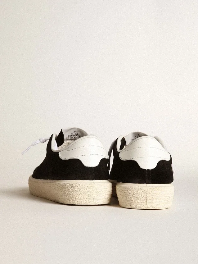 Scarpe da tennis da donna in pelle scamosciata nera con linguetta sul tallone in pelle bianca