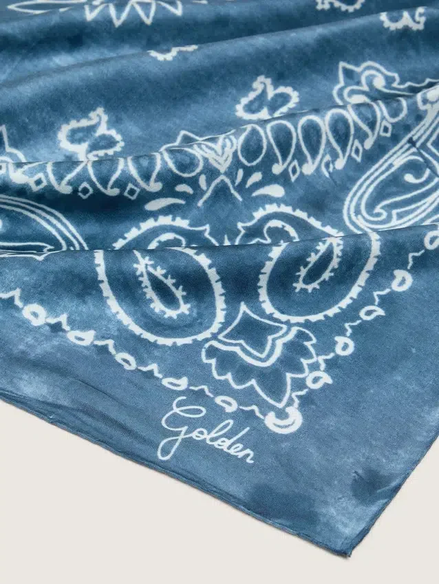 Sciarpa della Golden Collection in blu denim con motivo paisley