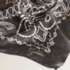 Sciarpa grigio antracite con stampa paisley